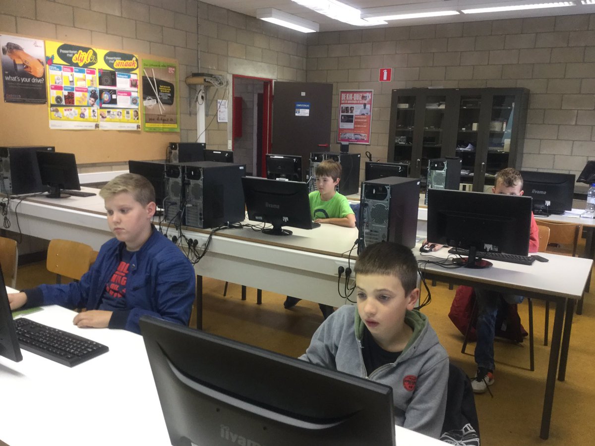 Emma_VST's tweet photo. computergenieën in wording aan het werk @GO_MSNieuwpoort @code_fever https://t.co/8mn9I8plui