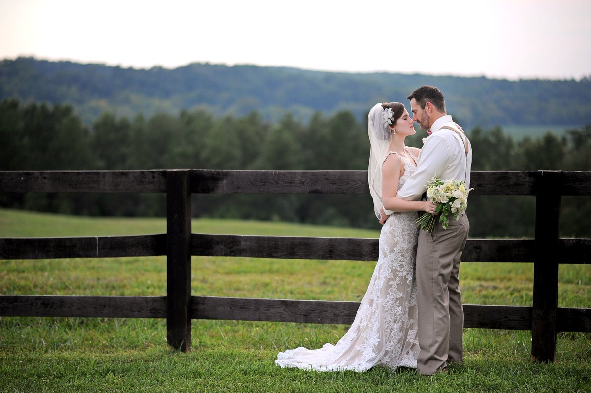 They went from dating long-distance to having a #destinationwedding "I do!"
//Photography by Amanda McMahon// 
bit.ly/2dMJ5lG
