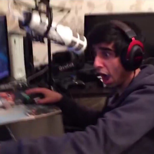 MrWoofless's tweet photo. When you are out and see you have 1% battery left https://t.co/fyc9gxl1zW