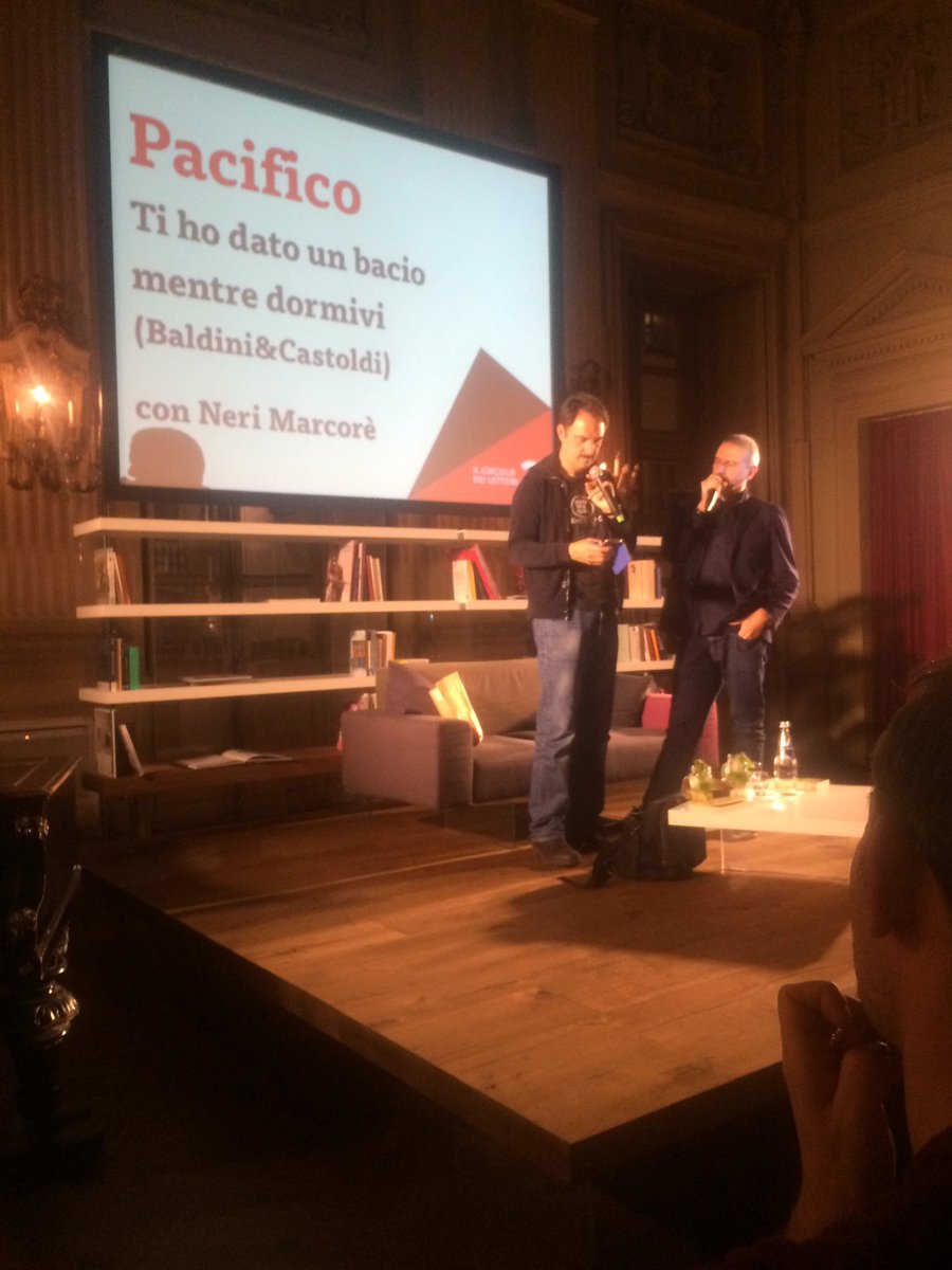 Giulia_oma's tweet photo. Suoneria di sottofondo, @NeriMarcore al cellulare e #Pacifico ci intrattiene! @CircoloLettori @_thestyleoutlet #TheStyleOutletsExperience https://t.co/UxqkdeHSAf