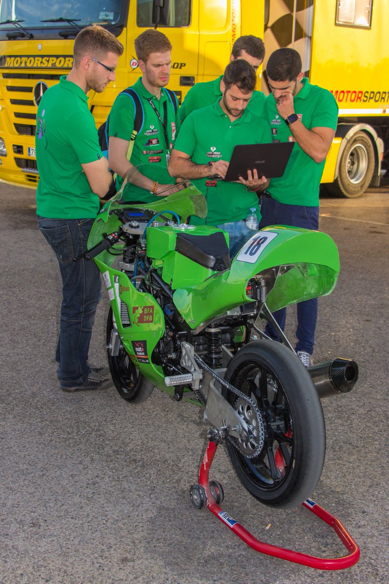 MotoETSIB's tweet photo. Equipo2016 #ETSIB https://t.co/sQp7IB8Cdo