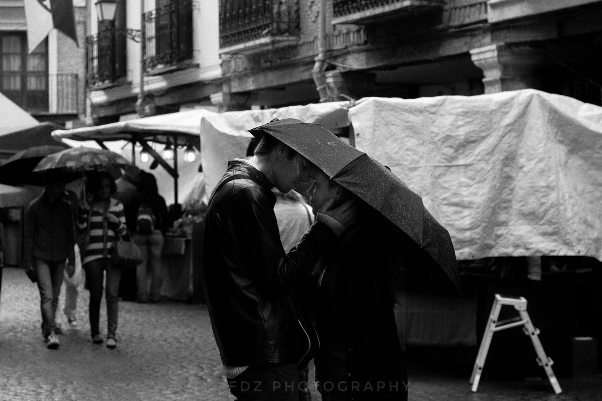 Esto de quitarle el color al otoño no está bien pero... #streetphotography #street #streestyle #bnw #blackandwhitephotography #blackandwhite