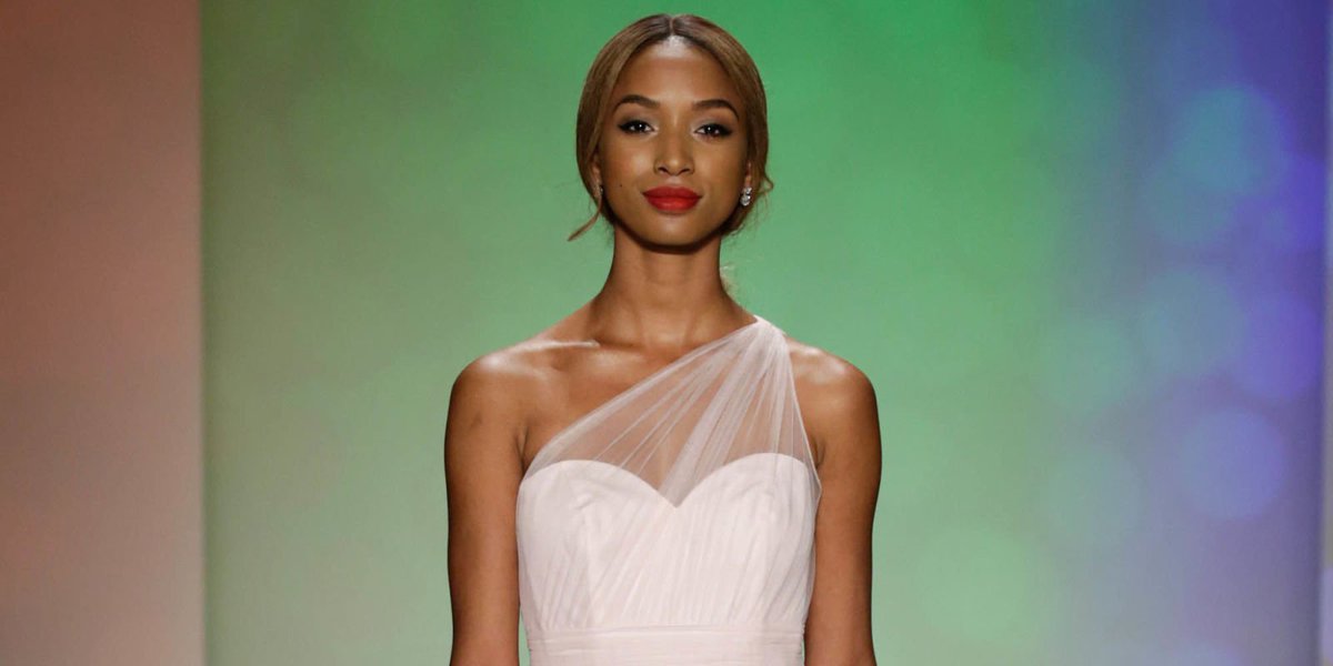 Cosmo_Style_'s tweet image. Disney has released a new bridesmaid collection and it is magical bit.ly/2efkbuo