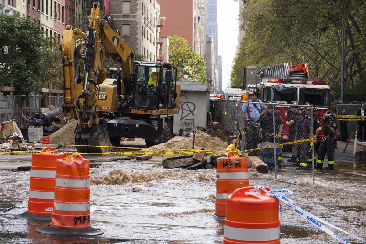 Leak_Detectors's tweet photo. Water Main Break in Chelsea creates river down 9th Ave: https://t.co/Jo3itBms9m #waterinfrastructure #watersystems #H2O https://t.co/BsK8VlKkg2