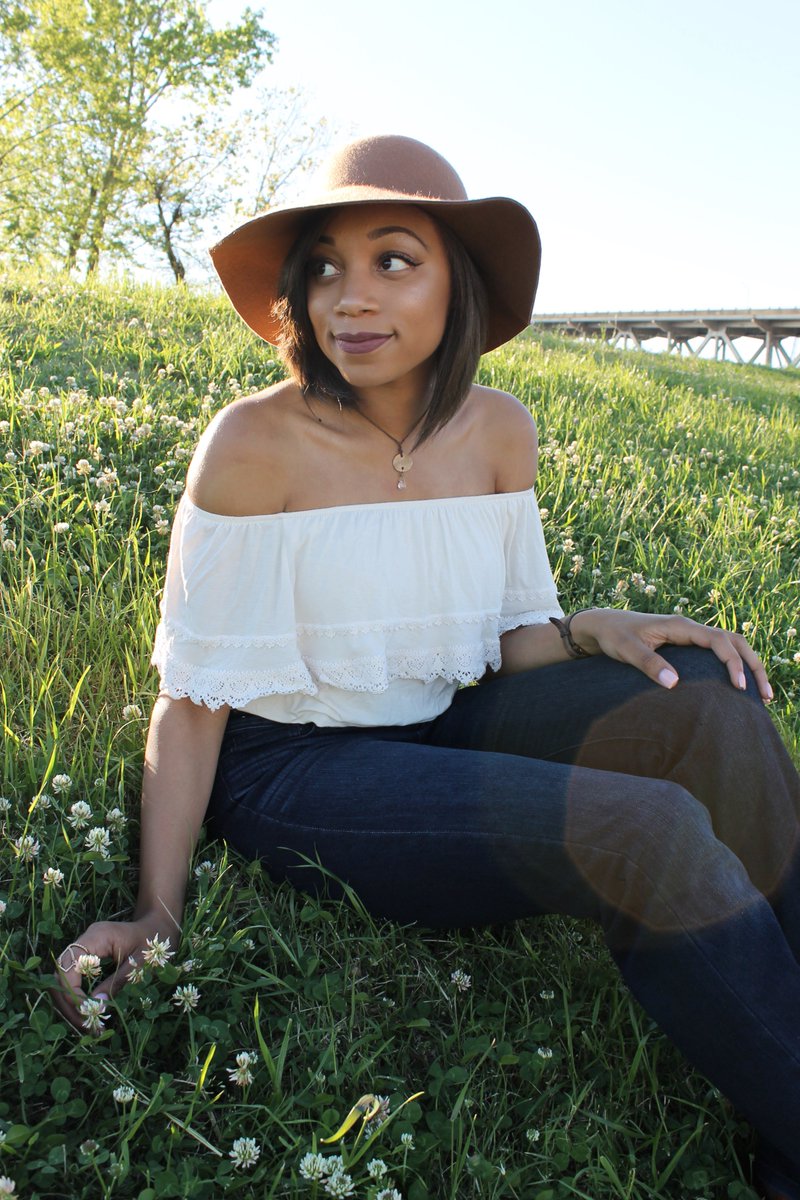 misstayhunter's tweet photo. Seniors it's almost that time! Booking senior sessions for fall 2016! For more info - https://t.co/LZbWkzMHkU #LSU16 #SU16 #UL16 #SELU16 https://t.co/9zMcTZcw5t