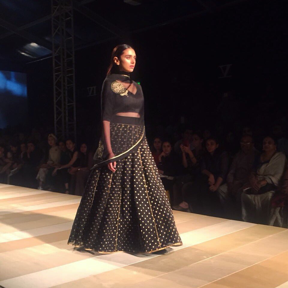 GraziaIndia's tweet photo. First showstopper for #AIFW @aditiraohydari closes for #RawMango #RoadToChanderi https://t.co/gdL85qoVp5