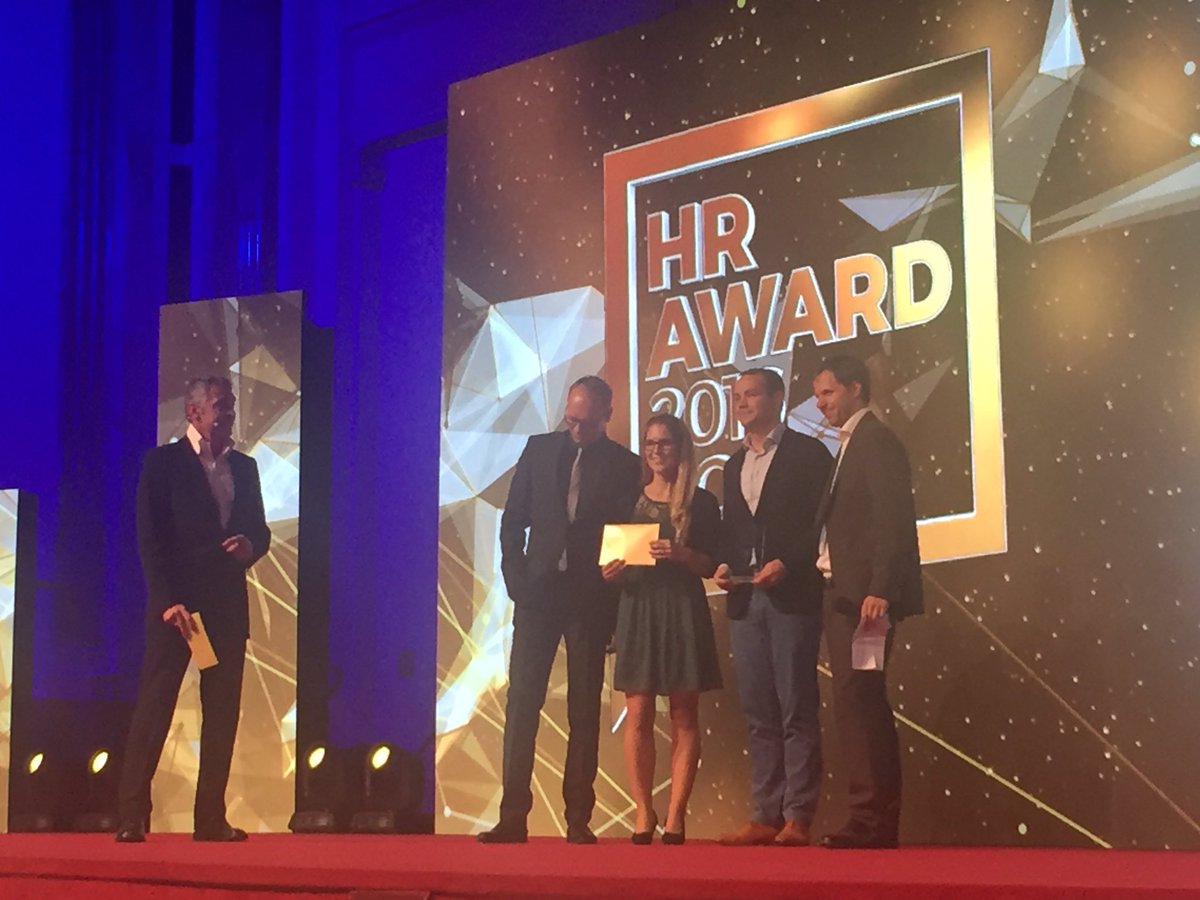 fu_turedesigner's tweet photo. #skillhero @hypscher gemeinsam mit @Daimler räumen in der Kategorie Strategie & Leadership 1. Platz ab gratuliere! #hris2016 https://t.co/C621vhNQon