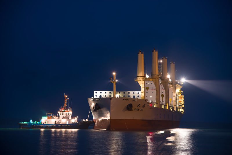 zlj517's tweet photo. Too dazzling to believe: this is on September 25. A Chinese ship named Tianfu docking at Gwadar. Gwadar will receive many more ships like it https://t.co/xds2j0iyid