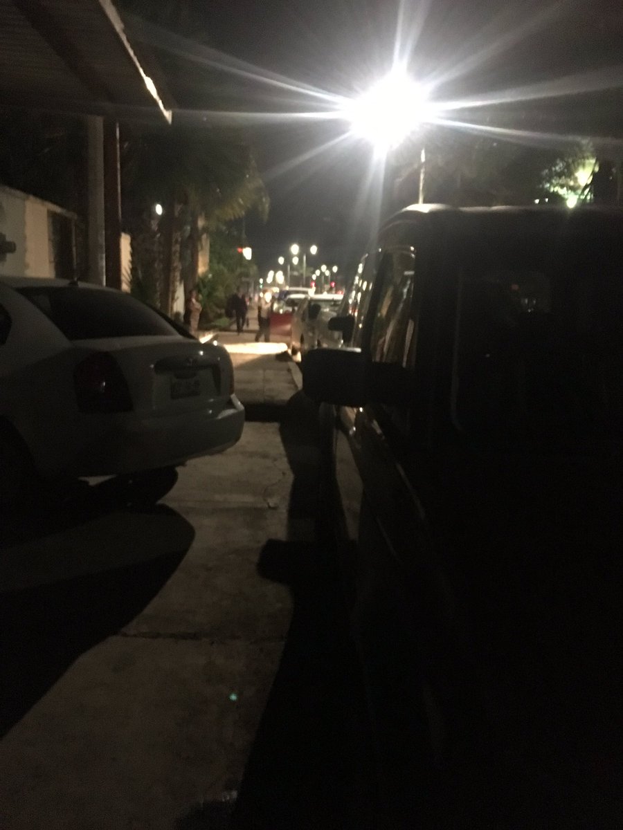 PacoGuillenMX's tweet image. #DenunciaCiudadana; Ambos vehículos sobre la banqueta impidiendo el paso de peatones. #PoderAG
