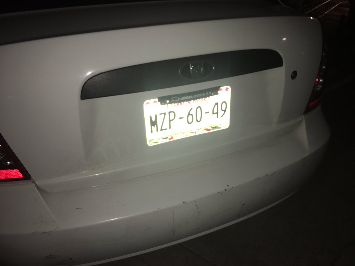 PacoGuillenMX's tweet image. #DenunciaCiudadana; Ambos vehículos sobre la banqueta impidiendo el paso de peatones. #PoderAG
