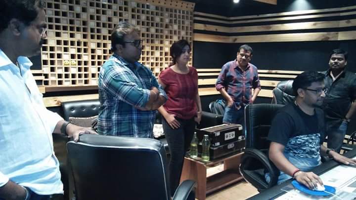 yuktiishma's tweet photo. **New Clicks**
#MelodyQueen @shreyaghoshal and @immancomposer at #AMVStudio. Yeeeey new gem on the way 💃💃💃💃💃 https://t.co/LfGYiXndEz