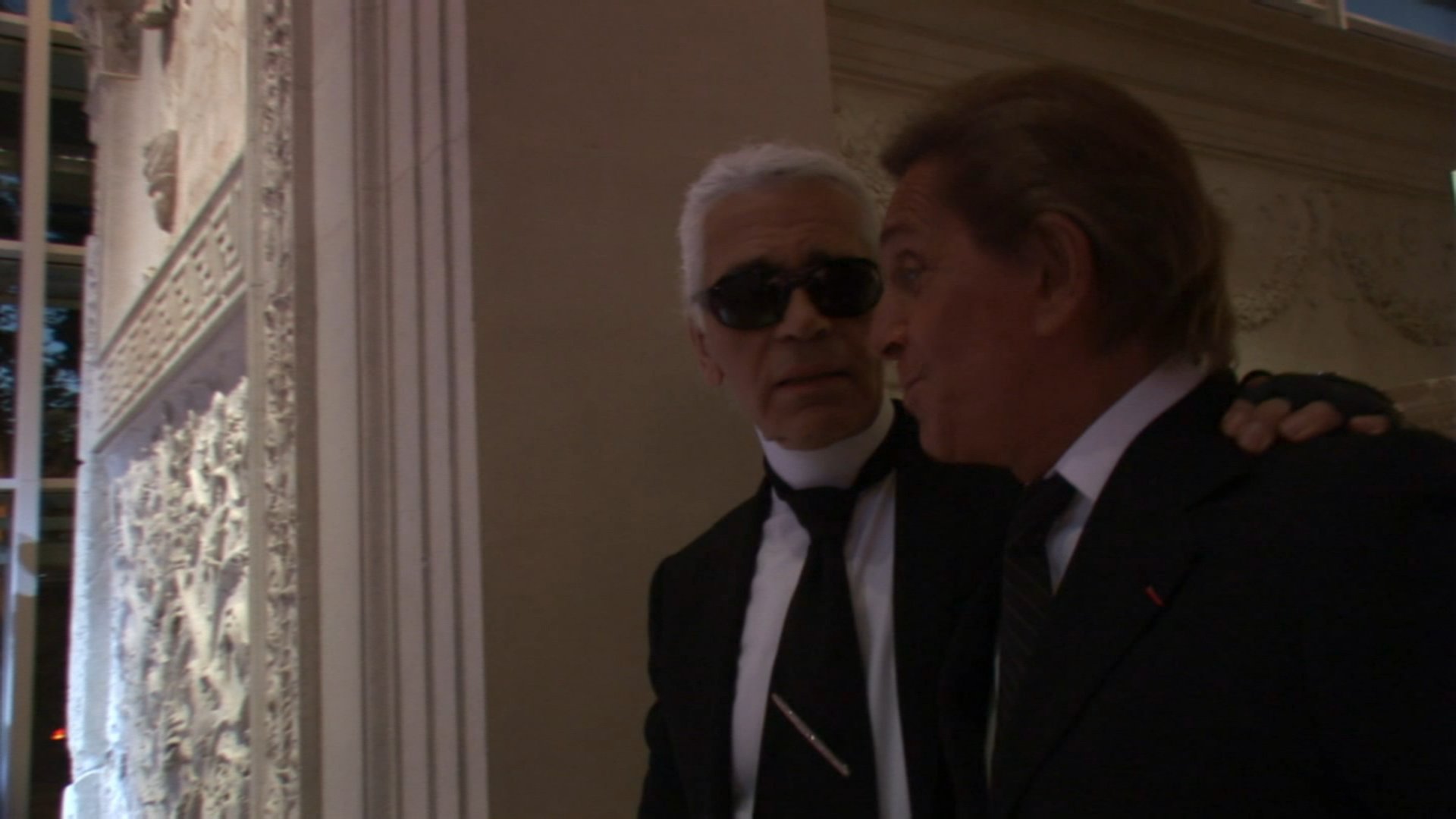 Installatie Wrijven lint M2M on Twitter: "Watch Karl Lagerfeld &amp; Valentino Garavani tour his  45th anniversary retrospective in "Valentino: The Last Emperor" &gt;  https://t.co/HbHKbsfNnD https://t.co/ewZyQvsu42" / Twitter