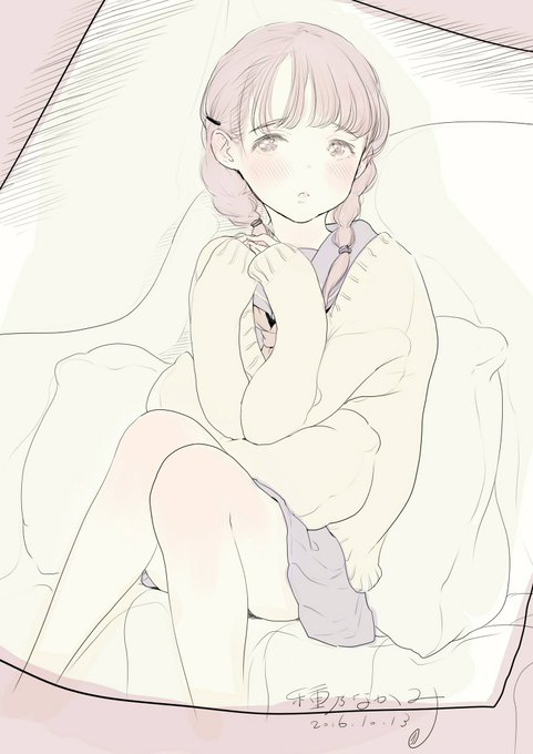 三つ編みセーラー服カーディガンの女の子 