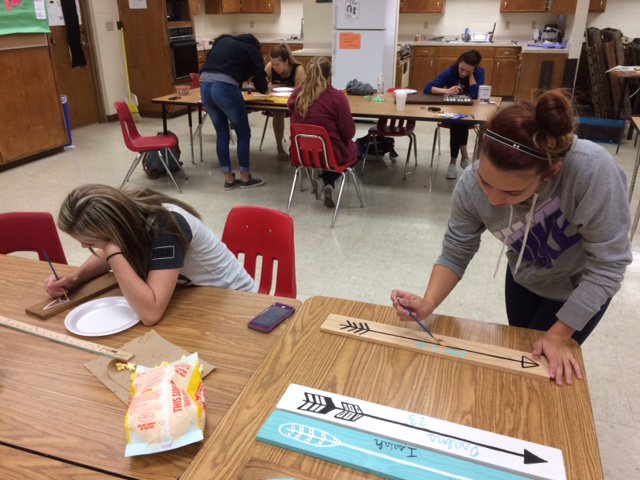 campbellindians's tweet photo. @campbell_isd This is FCCLA working on their next silent auction items for the October 14th football game. #CAMPBELL_ISD https://t.co/zivMQbnx7x