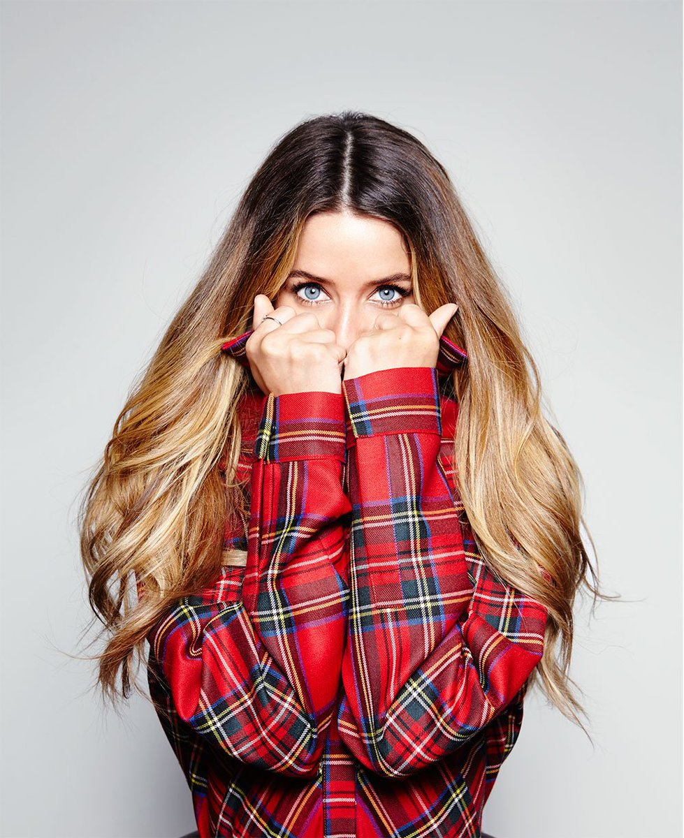 Cosmo_Style_'s tweet image. The high street concealer Zoella swears by bit.ly/2dL2XBW