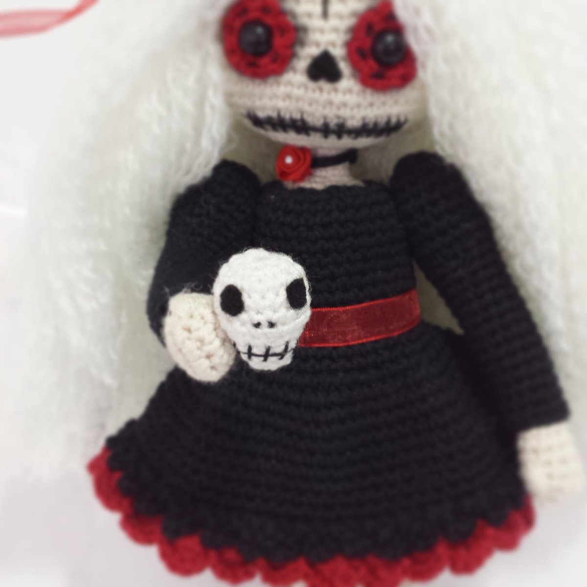 mamichufleta's tweet photo. To be or not to be? That's the question.
#halloween #crochetdoll #catrina #garbancera #skullamigurumi #crochetdollpattern https://t.co/Ashf2C0CDo