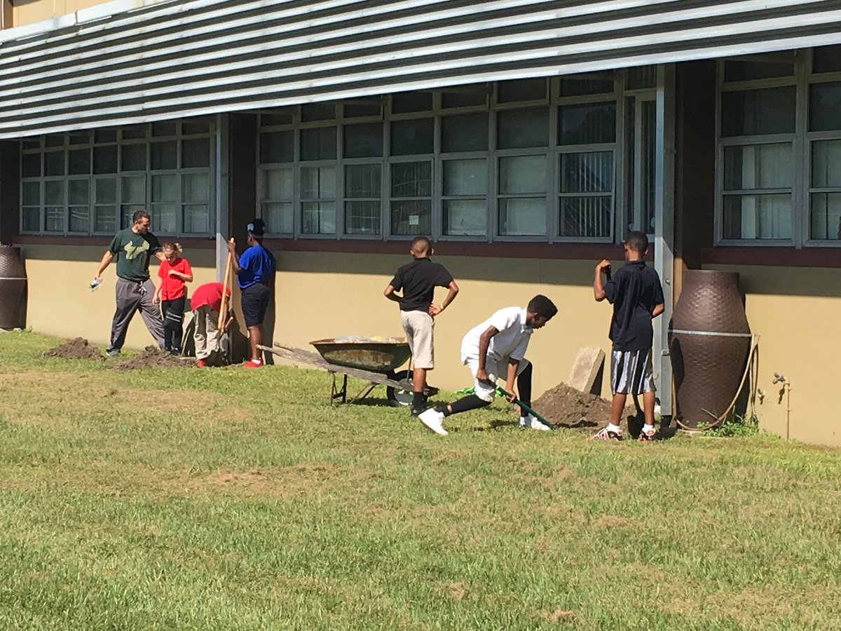 YoungMiddleHCPS's tweet photo. Mrs. Green's & Mr. Salamone's 6th grade 4th pd class planting a rain garden #globalplanting #STEMtastic https://t.co/VdcLHVSXWy