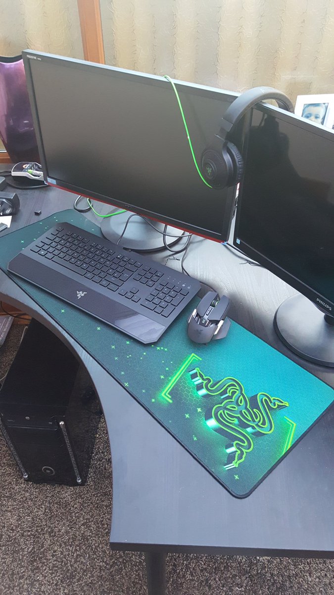 shadows3690's tweet photo. @Razer loving my new set up finally able to afford almost my entire set up lol https://t.co/xRGStjQFqR