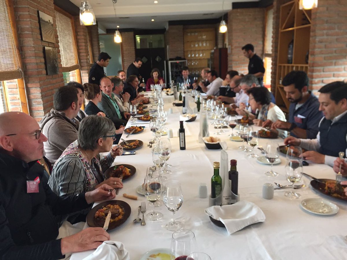 CarmenereMundo's tweet photo. Maravilloso almuerzo de camadería post degustación en @MiguelTorresCL https://t.co/VQWj44NsYn