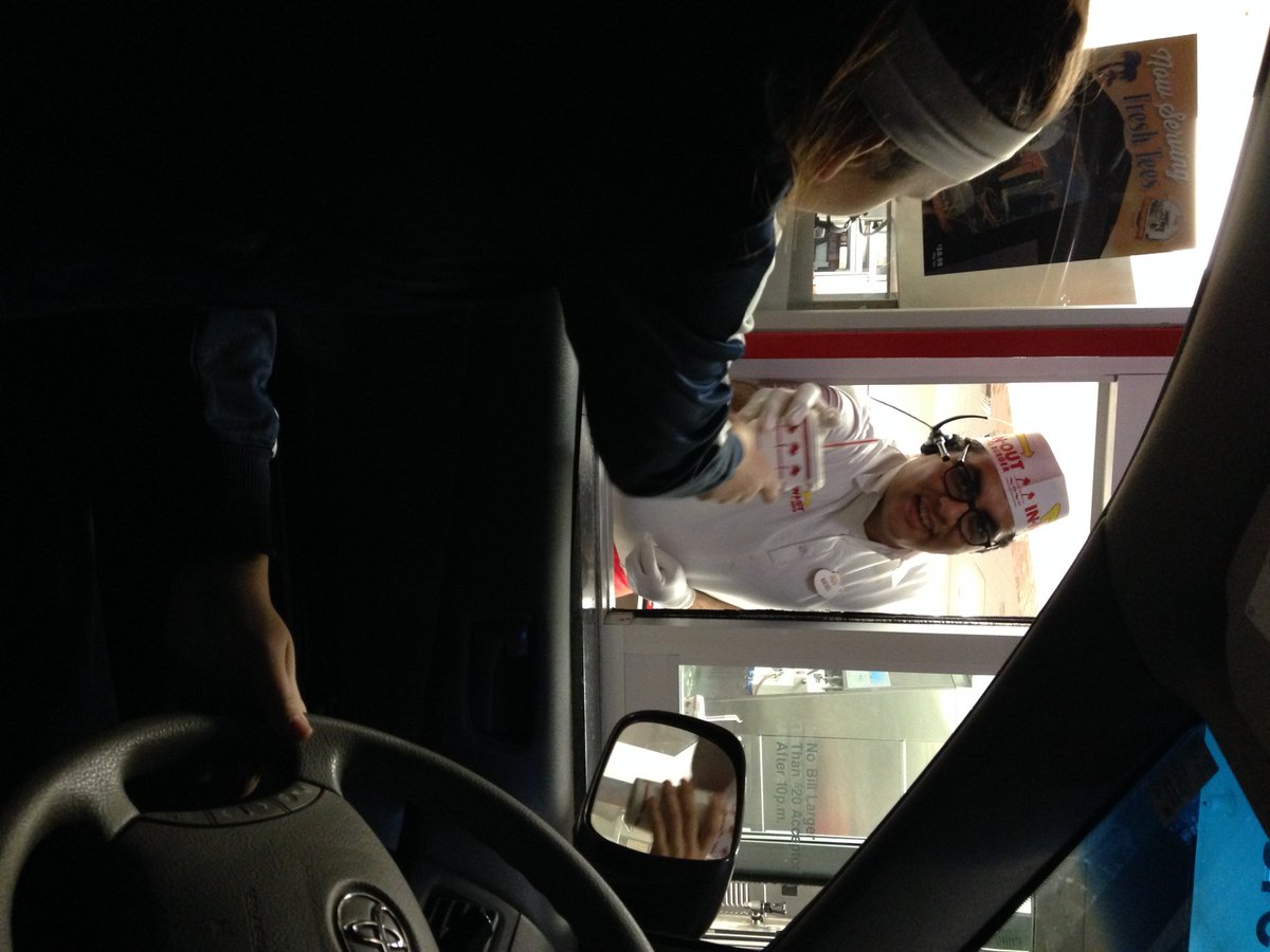 Tracey_Hudelson's tweet photo. @erniigonzo  - Ha! couldn't resist - Angie-Pangie's first drive thru https://t.co/KF3FjdoEbq