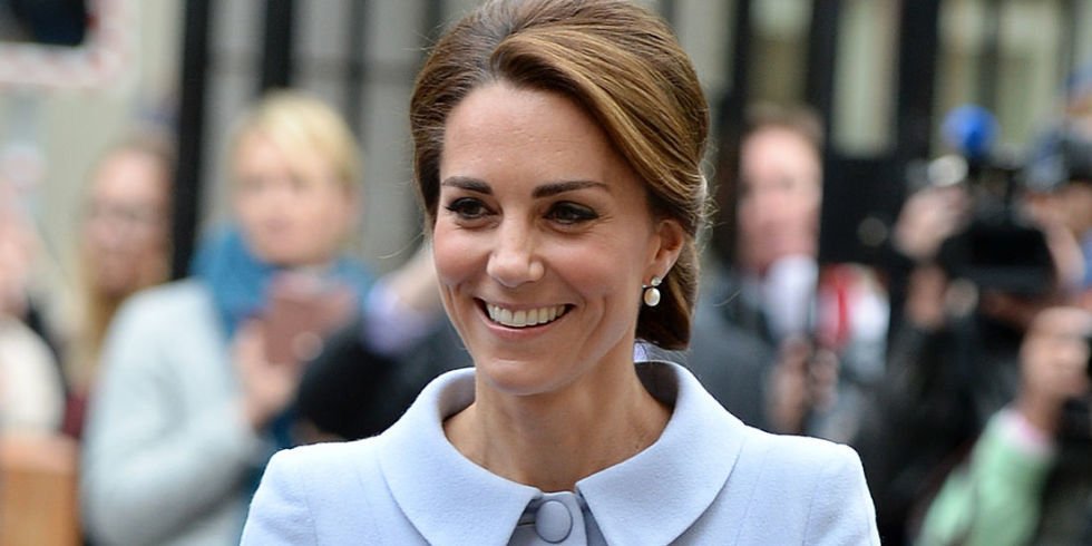 Cosmo_Style_'s tweet image. Kate Middleton has been raiding the Queen&apos;s wardrobe bit.ly/2dQFq2O