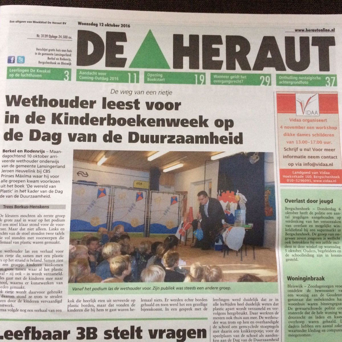 Maximaschool's tweet photo. @JeroenHeuvelink staat mooi in de @heraut_online terwijl hij voorleest op de @Maximaschool op de #DagvandeDuurzaamheid #dvdd16 #dvdd2016 https://t.co/Bc6mAQ60Ic