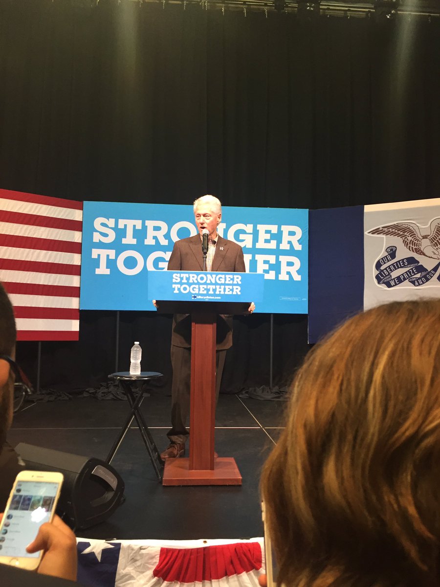BrittenyJohnson's tweet photo. Clinton Takes the stage. #BillYeah #HillYes #SimpsonCollege https://t.co/x6fQBJzKaQ