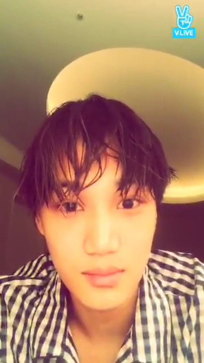 Realixfangirl's tweet photo. Beni özlemediniz biliyorum zkznzkzn ama ven dünki yayından bi kaç foto kaptım #KAI 
#EXO https://t.co/njuQtIxOmz
