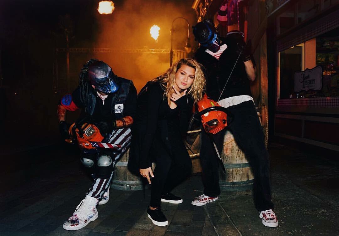 torikelly's tweet photo. chillin w/ the squad - just completely calm &amp; definitely not scared at all the whole night...... #universalhhn https://t.co/NWW6UyiFjn
