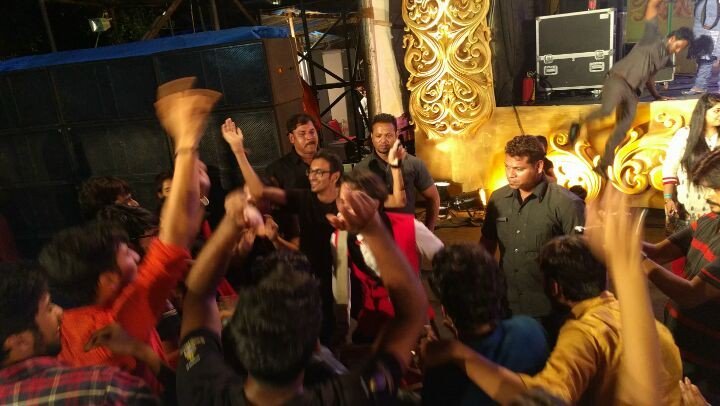 Navraag2016's tweet photo. @naitiknagda getting mobbed yesterday!

Thanks to each one of you who came and made #NavRaag2016 special!

This is … https://t.co/nduZDJcPLC