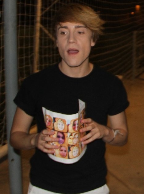 SquadC_'s tweet photo. @CarlosAuryn el #SquadC no iba a faltar por aquí 😂 https://t.co/GGT1oe977T