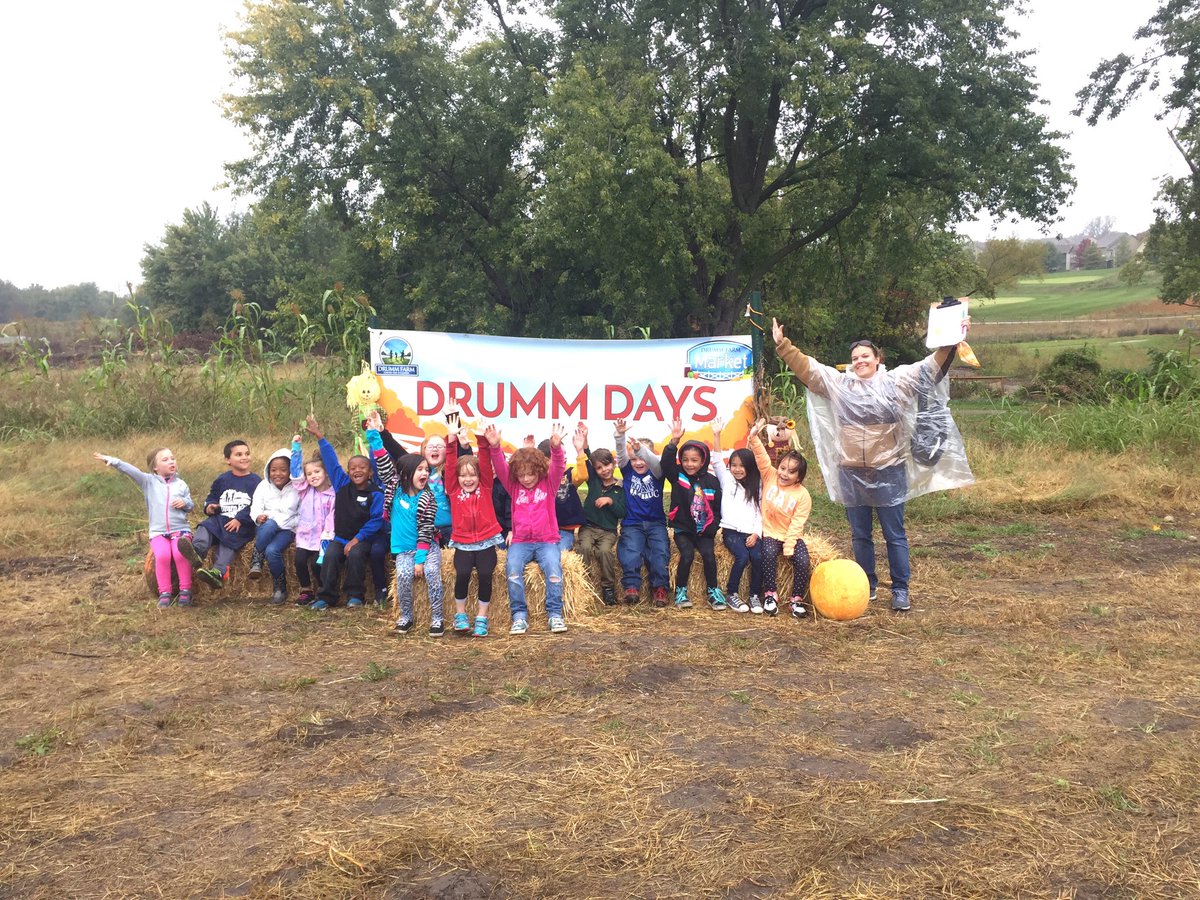 Riggs2Mrs's tweet photo. Ott students enjoyed learning about farm animals and pumpkins, even in the rain!#isdstrong #ottcubstrong https://t.co/AoNmcNua6y