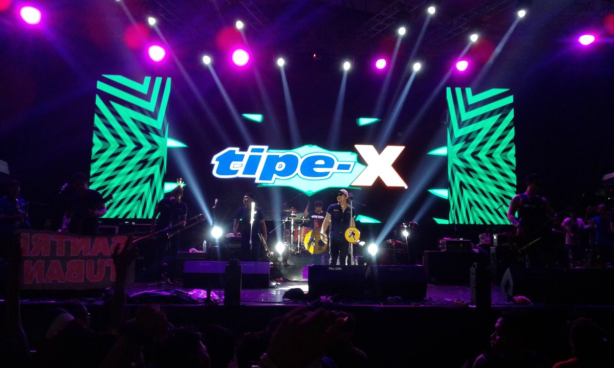 XFSUROBOYO's tweet photo. Terima kasih @TipexBand @JatimFair malam ini sudah bikin Suroboyo dingin-dingin berdanska !! 💃🎶 *see U next time https://t.co/lcOoBndlsE