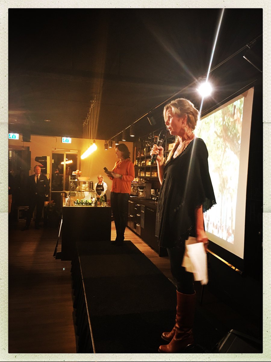Psponbinstad's tweet photo. Almelo: groen tot in het hart?  -Babette Schoonebeek #groen #almelo https://t.co/aoIB0FxFhN