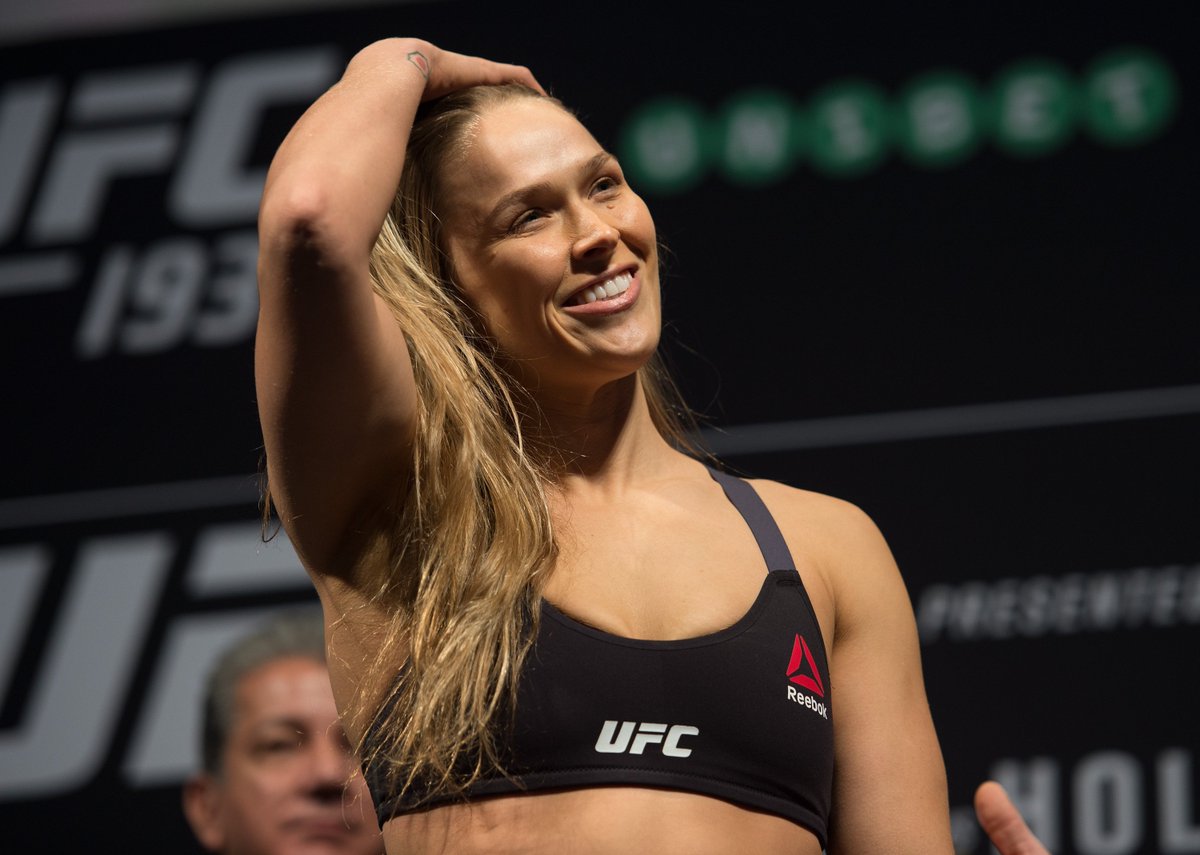 BleacherReport's tweet photo. BREAKING: Ronda Rousey will fight Amanda Nunes at #UFC207 on December 30th in Las Vegas, per @danawhite https://t.co/2HAjH5SnDB