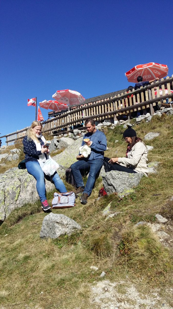 Enerudklara's tweet photo. When you're trying to enjoy the picknick like everyone else men filosofi hits u och du börjar fundera på om mackan verkligen existerar https://t.co/lwbyMQOdDu