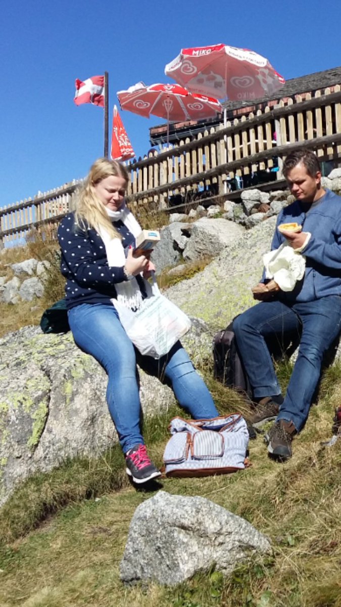 Enerudklara's tweet photo. When you're trying to enjoy the picknick like everyone else men filosofi hits u och du börjar fundera på om mackan verkligen existerar https://t.co/lwbyMQOdDu
