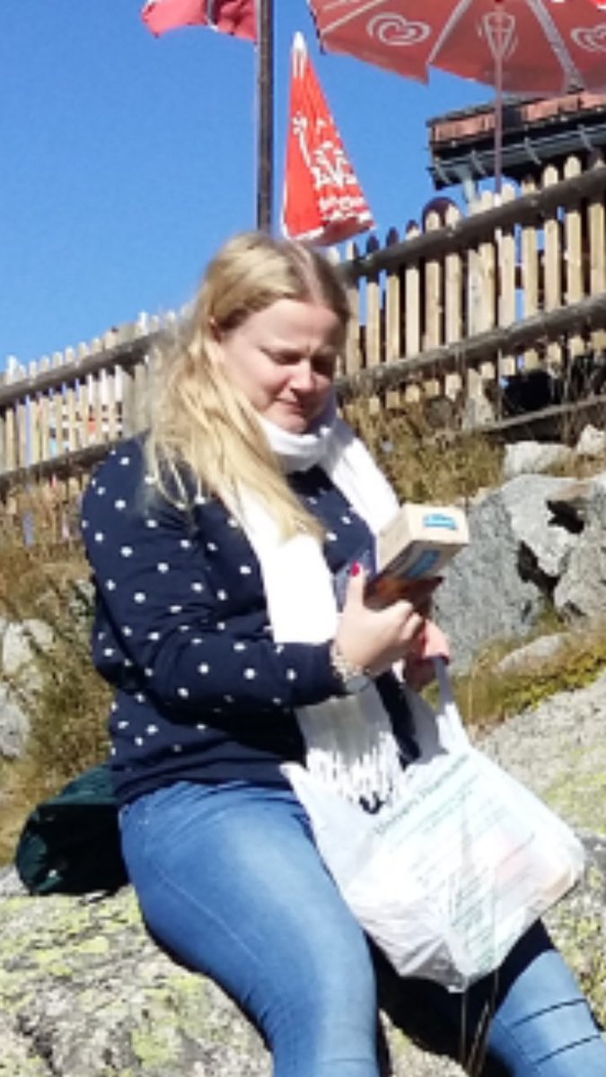 Enerudklara's tweet photo. When you're trying to enjoy the picknick like everyone else men filosofi hits u och du börjar fundera på om mackan verkligen existerar https://t.co/lwbyMQOdDu