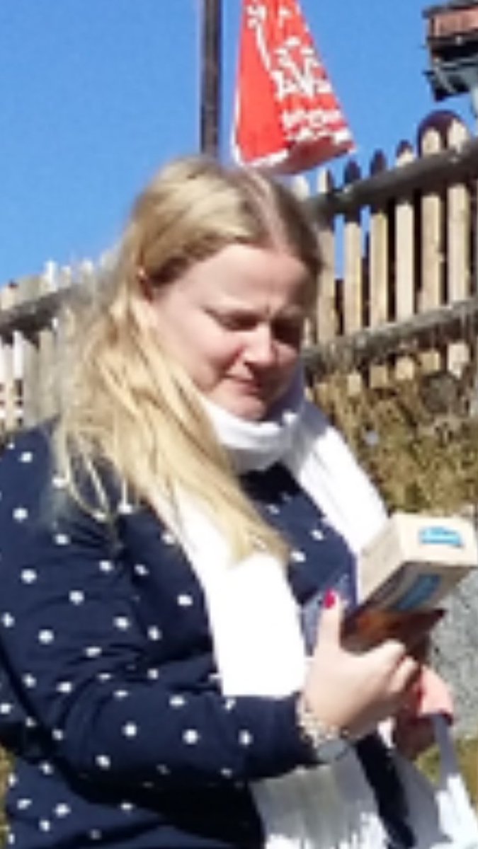Enerudklara's tweet photo. When you're trying to enjoy the picknick like everyone else men filosofi hits u och du börjar fundera på om mackan verkligen existerar https://t.co/lwbyMQOdDu