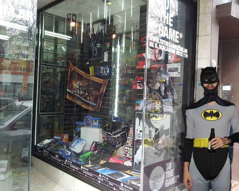 ToTheGameOk's tweet photo. #MiercolesDeGanarSeguidores En #ToTheGame idolatramos a #Batman, así que el gringo se copó y nos pegó una visita. Vení vos tb! https://t.co/ltnJd3cZTw