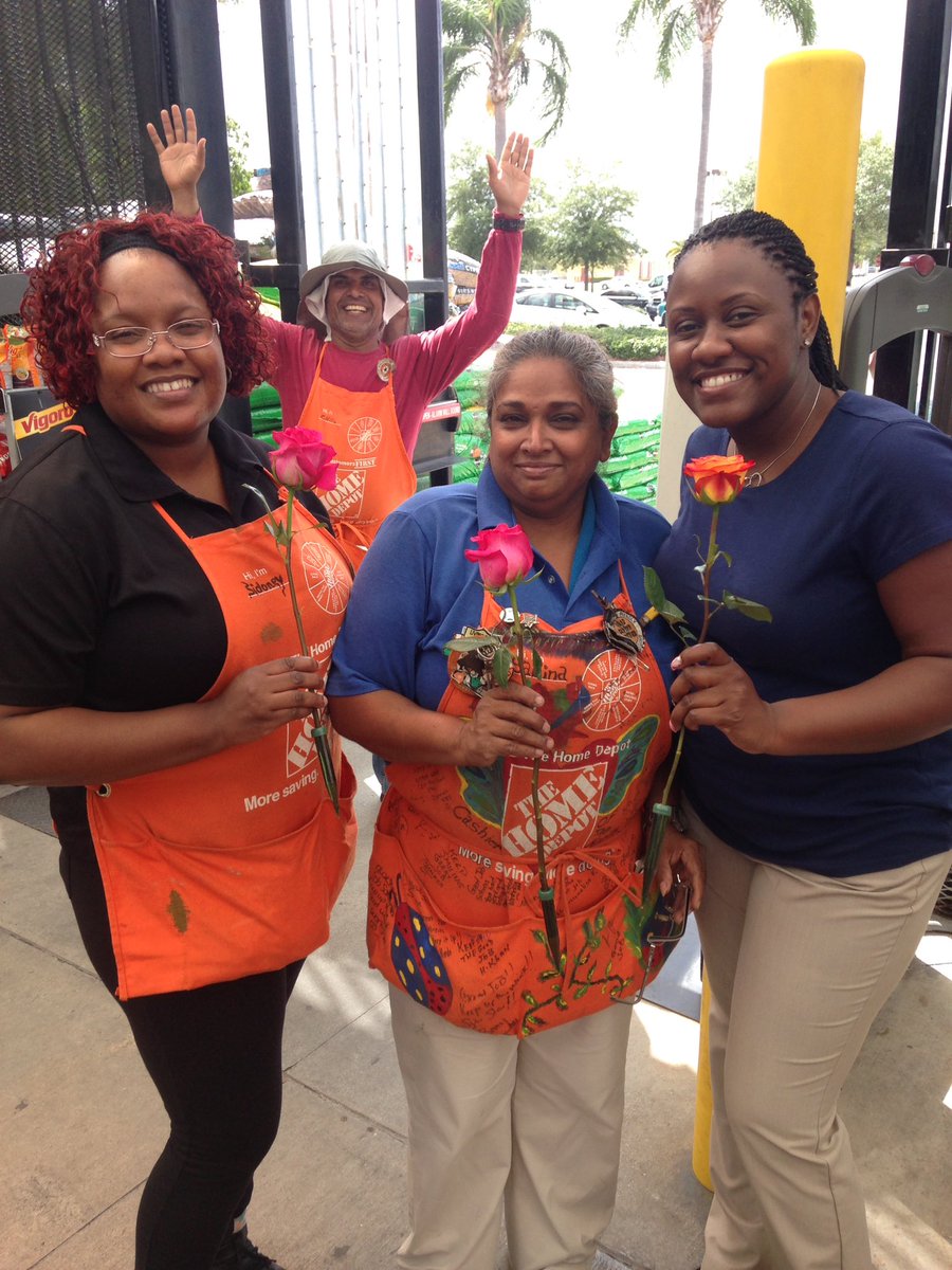 specialty285's tweet photo. Beautiful roses for our beautiful cashiers! Thanks again for all you do for our store ! https://t.co/BoDmeVs5lx