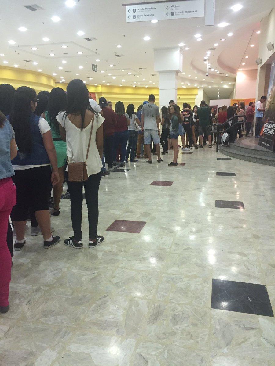 KlaraCastanho's tweet photo. Obrigada Santo André #ÉFada hoje sessões LOTADAS!!!! #Cinemark #GrandPlaza e muitas pessoas na fila!!! https://t.co/nzRRgIBbKA