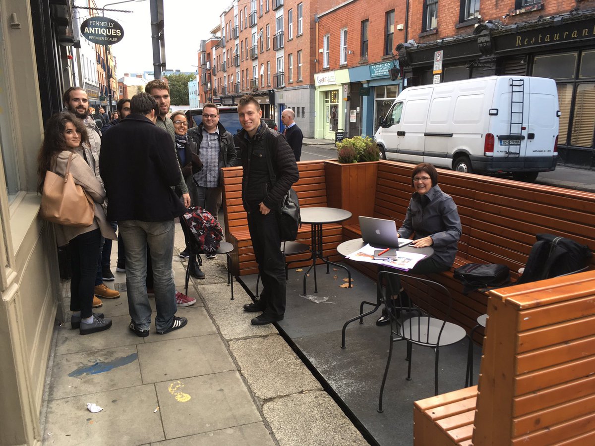 .@rosiewebbtweets of <a href="/LimerickCouncil/">Limerick Council - Comhairle Luimnigh</a> and her <a href="/UL/">University Of Limerick</a> students (urban design module) at <a href="/BadgerDublin/">Badger & Dodo Dublin</a> #StreetParkletBeta earlier today.