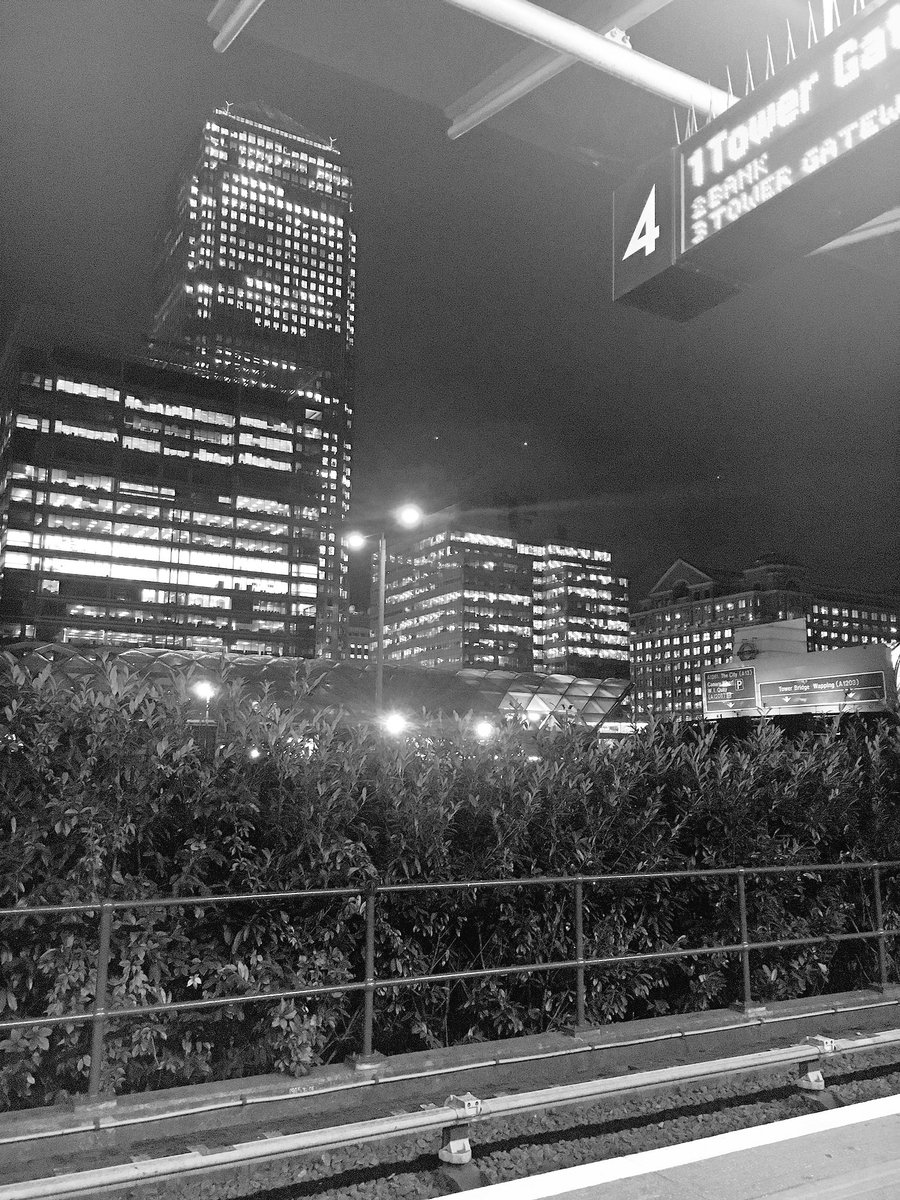 taotopani's tweet photo. #canarywhArf #hsbc #barclays #kpmg #london #londonnight #nightlife #dlr coming home ! https://t.co/VOBfriNDuk