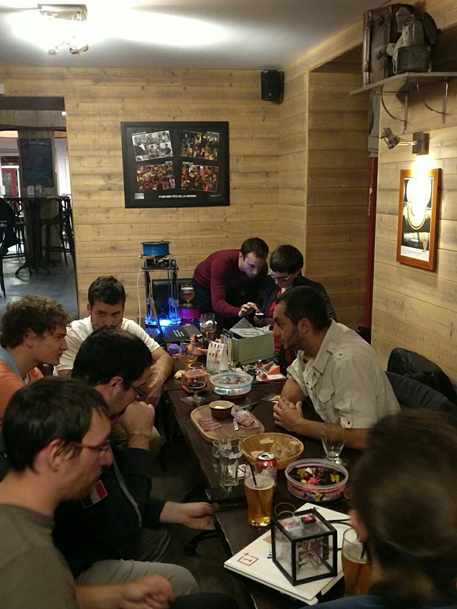 ISIBOT_ZZ's tweet image. On est présent à #Aperobot avec notre #ZZCube ! cc @asso_i2c @Robotips_asso