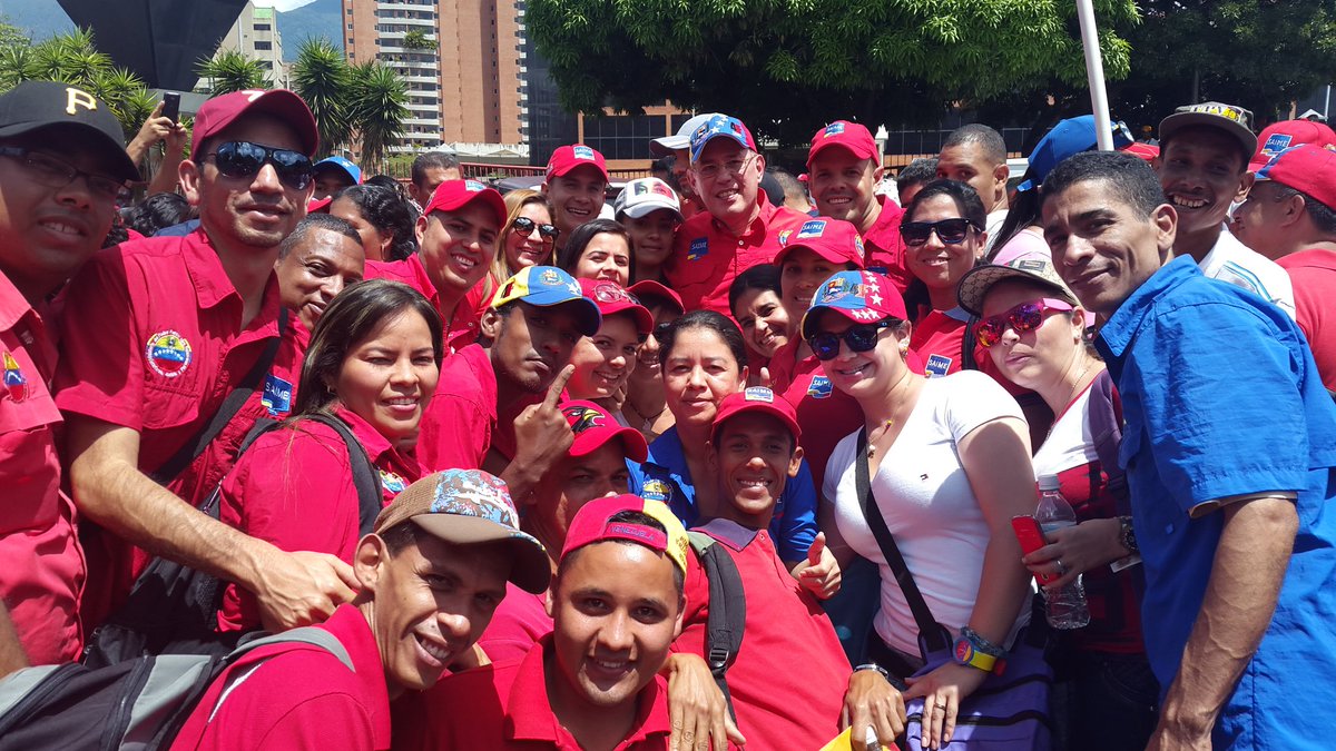 jhoanher12's tweet photo. Hoy marchamos alegres con @Juan_Dugarte en union como una sola familia Saime #OctubreDeRebelionIndigena @gestionperfecta @luisreyespsuv https://t.co/DfhALFQPFC