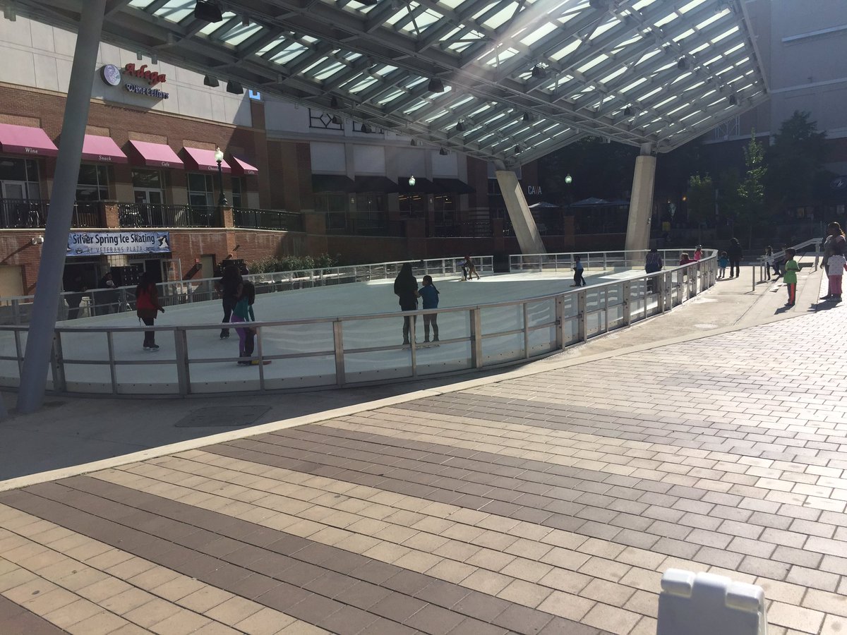 EricinMoCo's tweet photo. Ice Skating in #SilverSpring is back! #thePenguinsAreBackToo #thingsToDoInOctober #DMV #VisitMontgomery https://t.co/l0sYHZVXNN