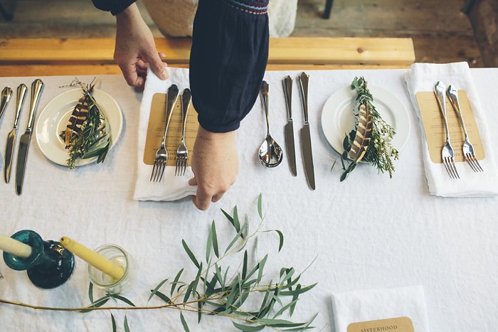 Littlegreenshed's tweet photo. Beautiful white linen, simple evergreens, bees wax candles. Christmas gathering, a simple table. https://t.co/cw7lSBT7fa https://t.co/T6f12mabcx