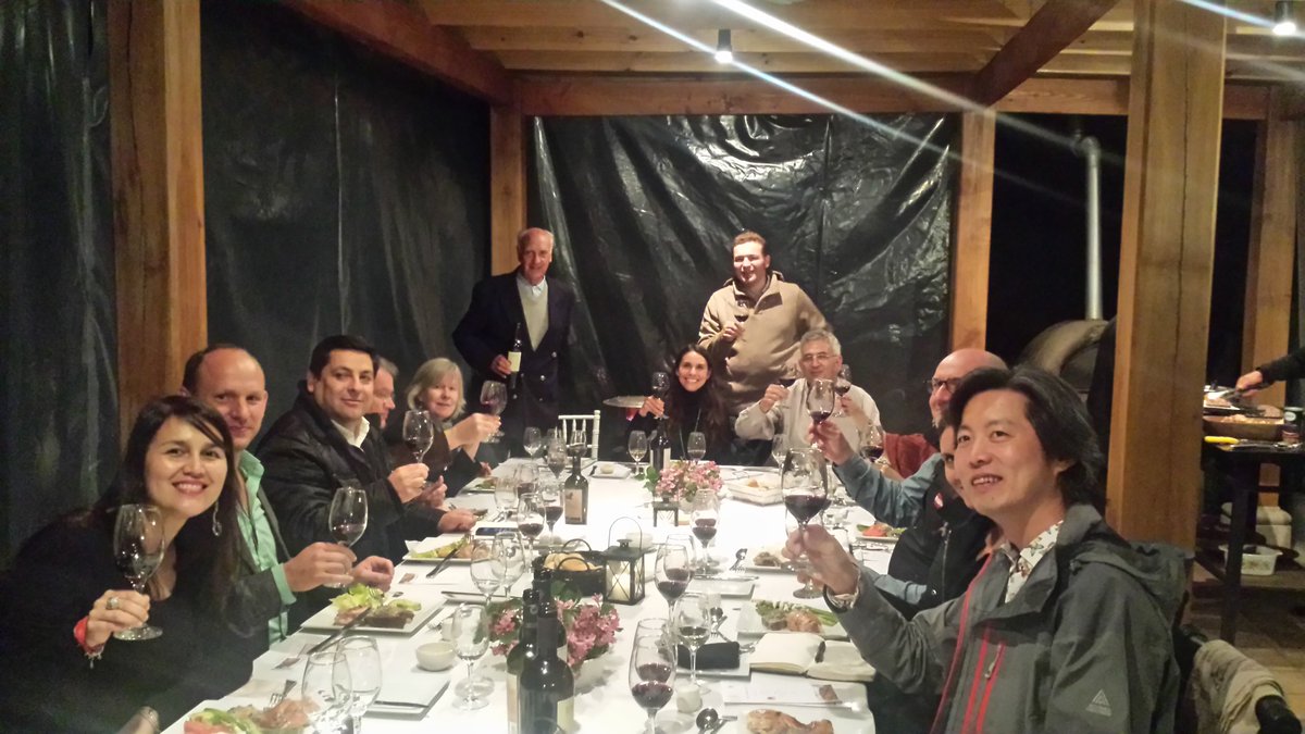 CarmenereMundo's tweet photo. Disfrutando nuestra segunda cena de camadería en @VinaRequingua @enologoschile @winesofcurico https://t.co/G5V5eYxSIc
