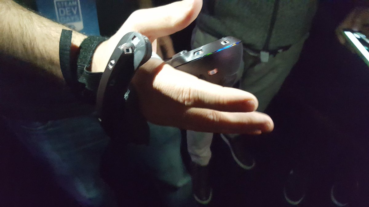 CMDannCA's tweet image. Some close up shots of the new #Vive Controllers. #SteamDevDays